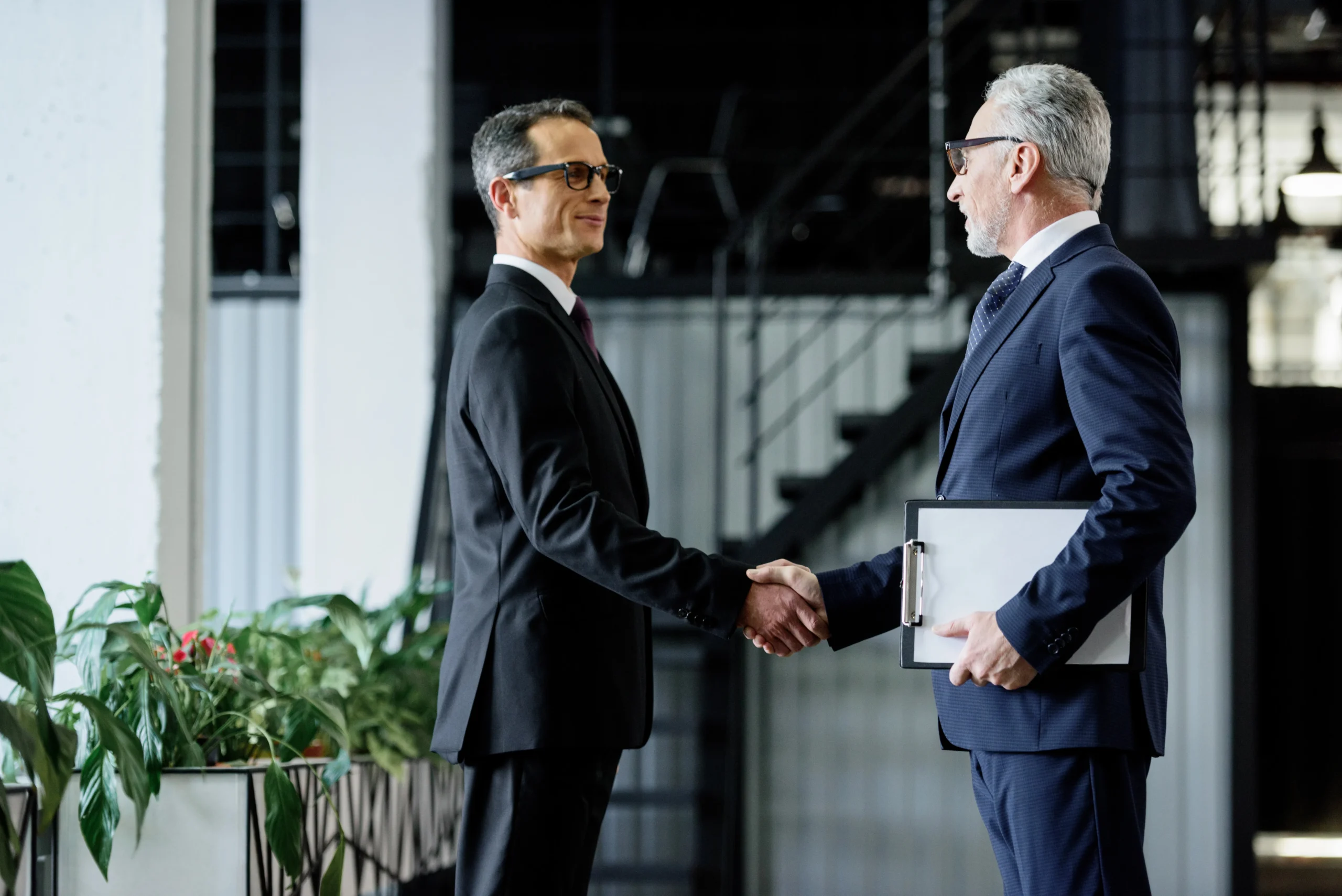 Imagen profesor con estudiantes.