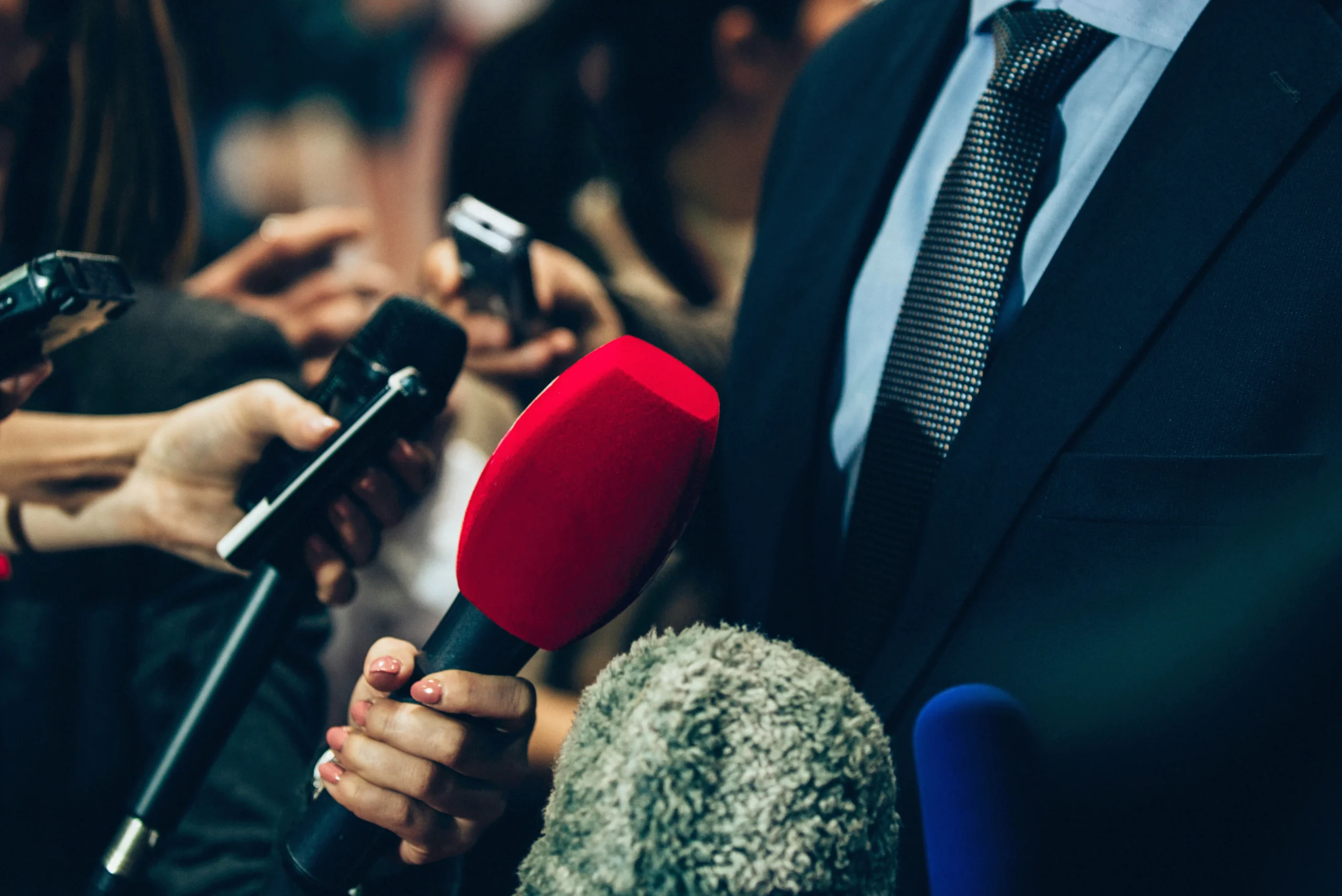 Imagen hombre con micrófono.