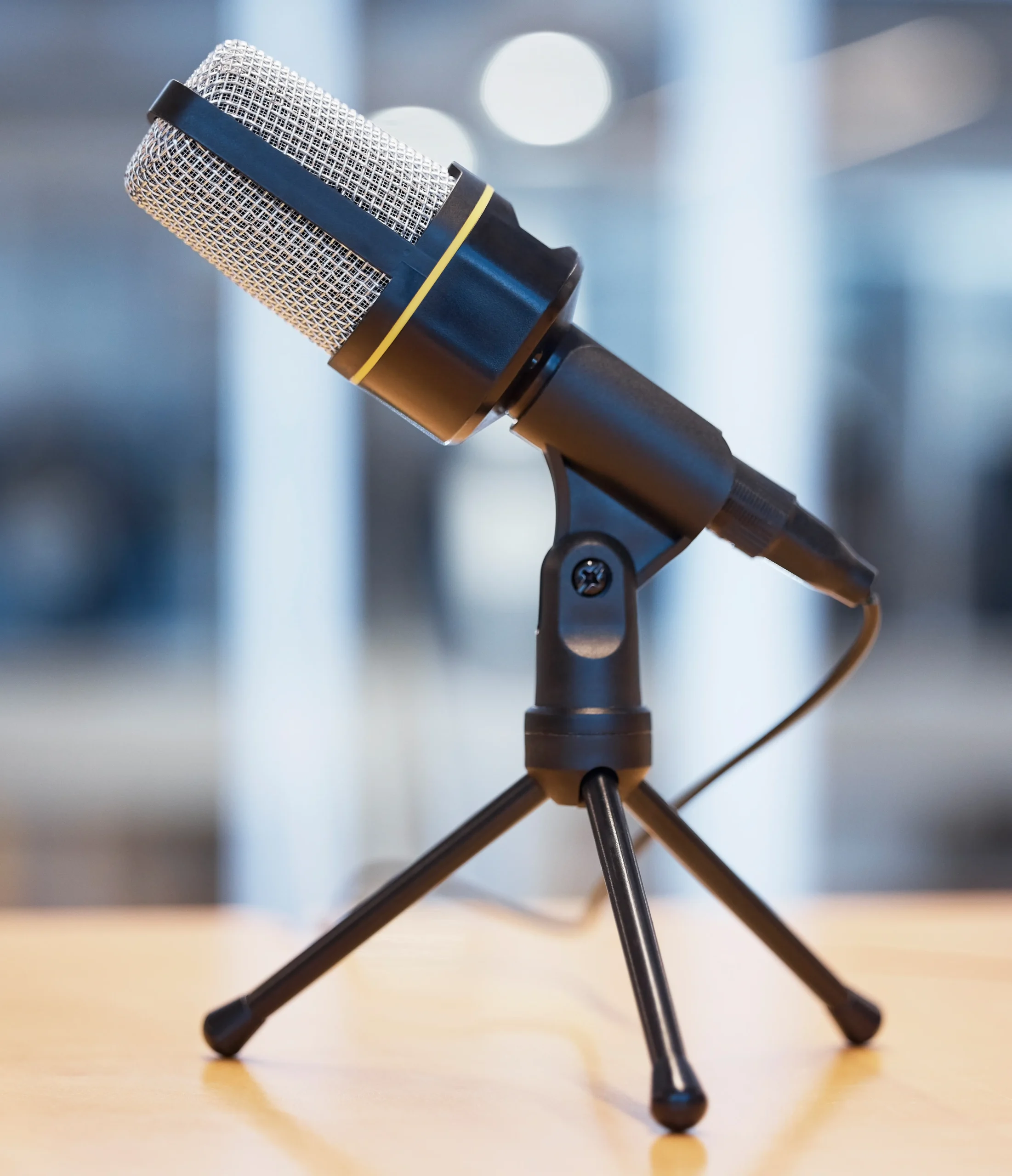 Imagen videollamada con hombre con micrófono 2.